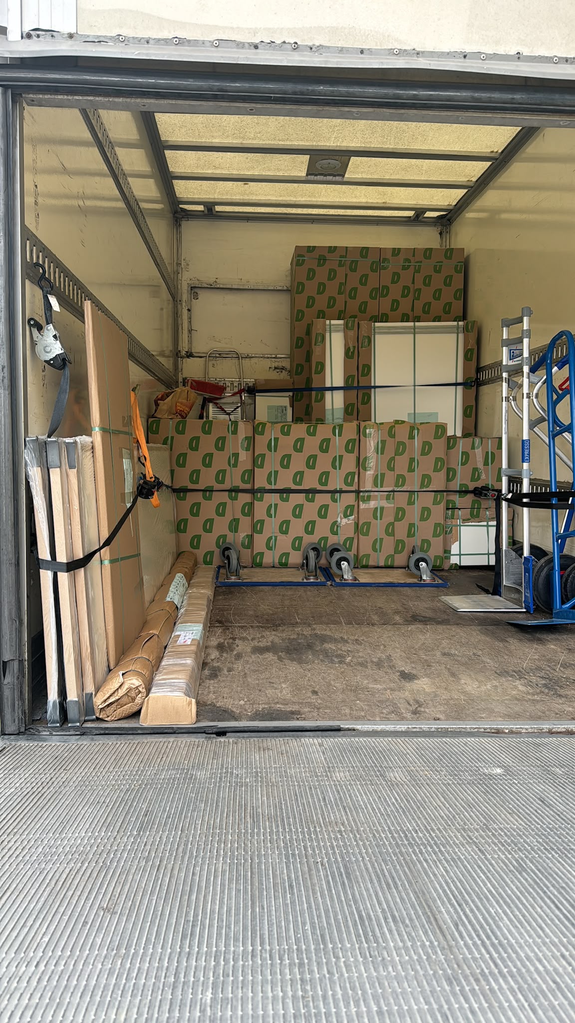 Sorgfältig gestapelte Umzugskartons und Möbel im LKW