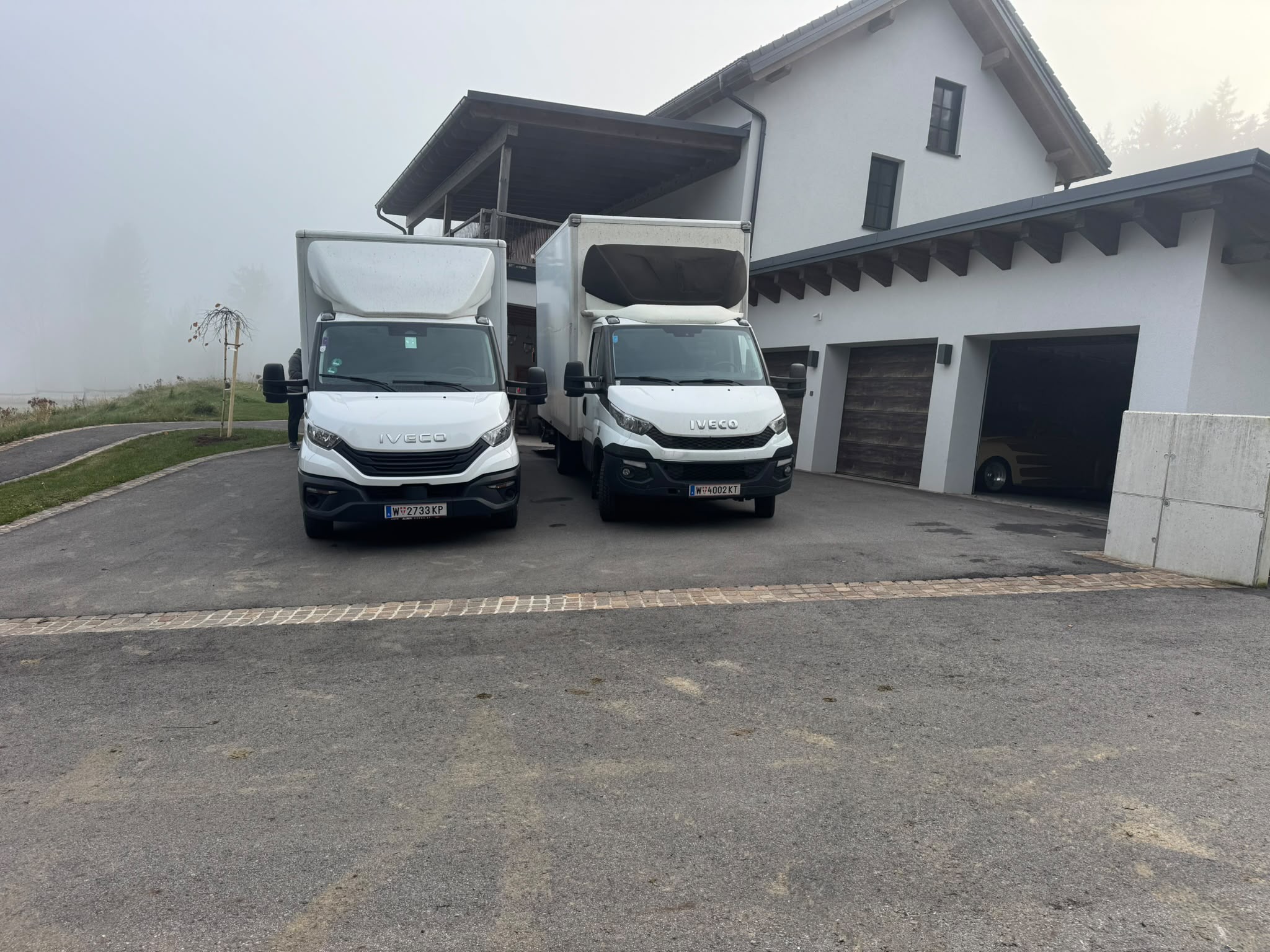 Drei LKW der Umzugfirma Wien mit Hebebühne nebeneinander geparkt