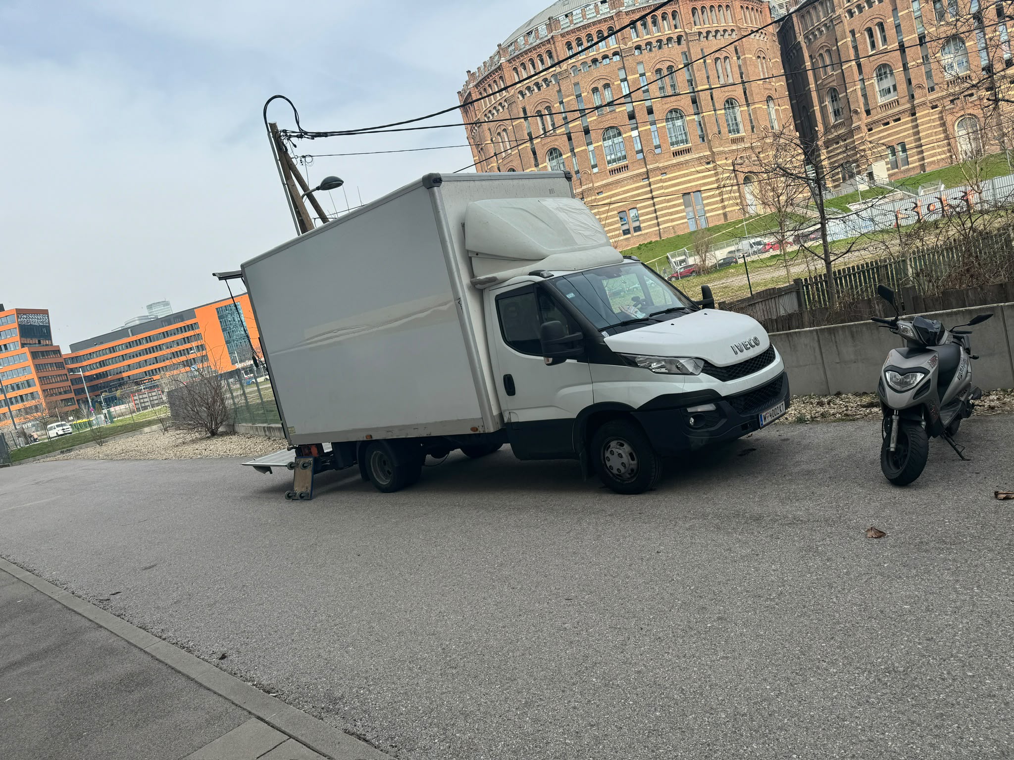 Umzugs-LKW von Umzugfirma Wien vor den Gasometern in Simmering